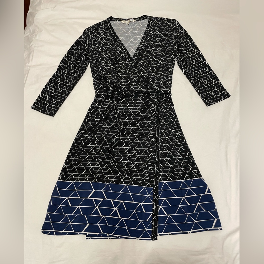 Max Studio Black and Gray Geometric Wrap Dress